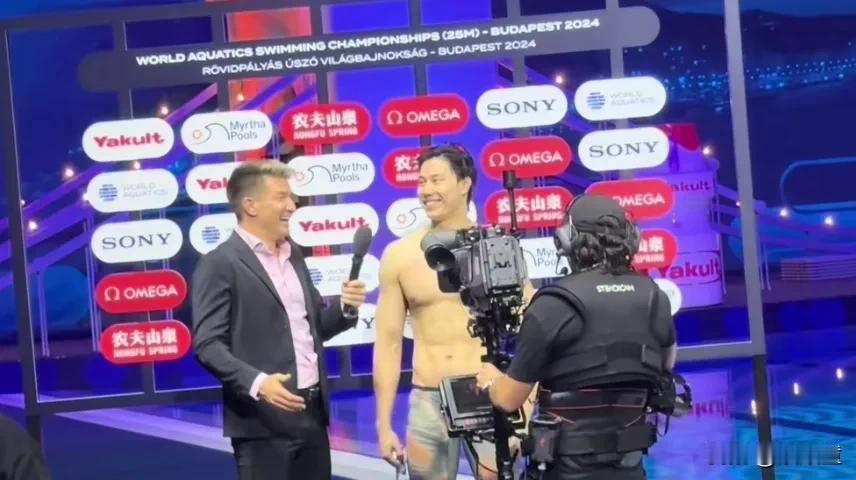 覃海洋霸气侧漏！
他在布达佩斯夺冠后，主持人英文采访，他反问我可以用中文回答吗？