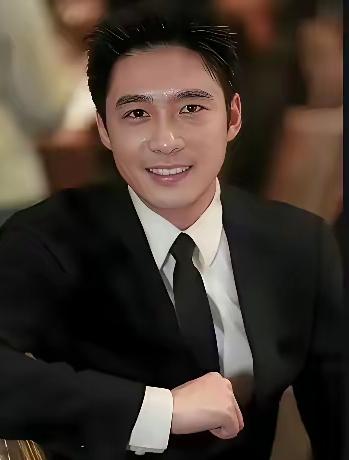 女人都想嫁他这样的男人，可惜40出头了还没有找到他钟意的人，他的择偶标准是象大嫂