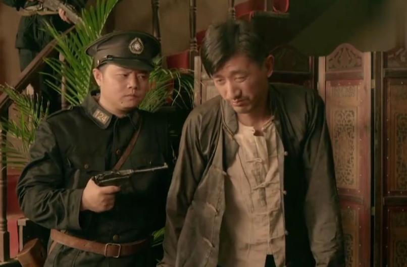 1949年9月下旬，天安门广场附近，公安排长刘拴虎发现了一个被丢弃的"飞马牌"烟