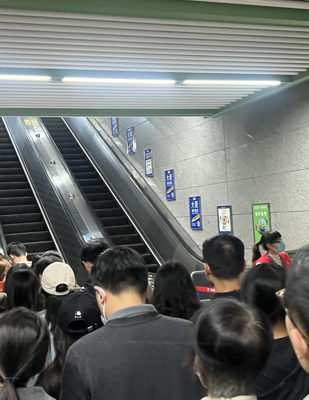 我嘞个豆。。汉溪长隆你。。
这上班高峰期 地铁电梯居然坏了在维修
	
有点离谱但