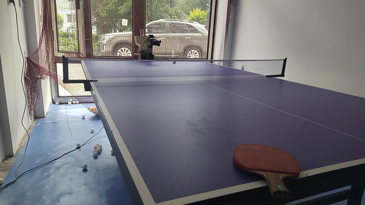 昨天我和一个老师配对双打。当然她的技术不如我，都在她的身上丢分。但我没有埋怨她，