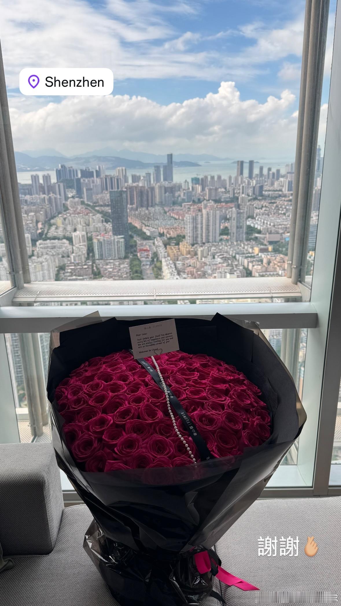 莱巴金娜ins写上✍️中文：谢谢。昨天收到了应该是小🍠粉丝送的鲜花💐，莱巴金