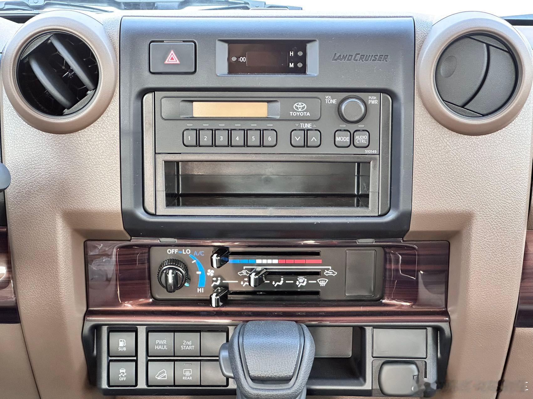 LC7系列我还是喜欢LC78可以装下所有户外装备啥也不改就是原厂这铁轱辘开沙漠黄