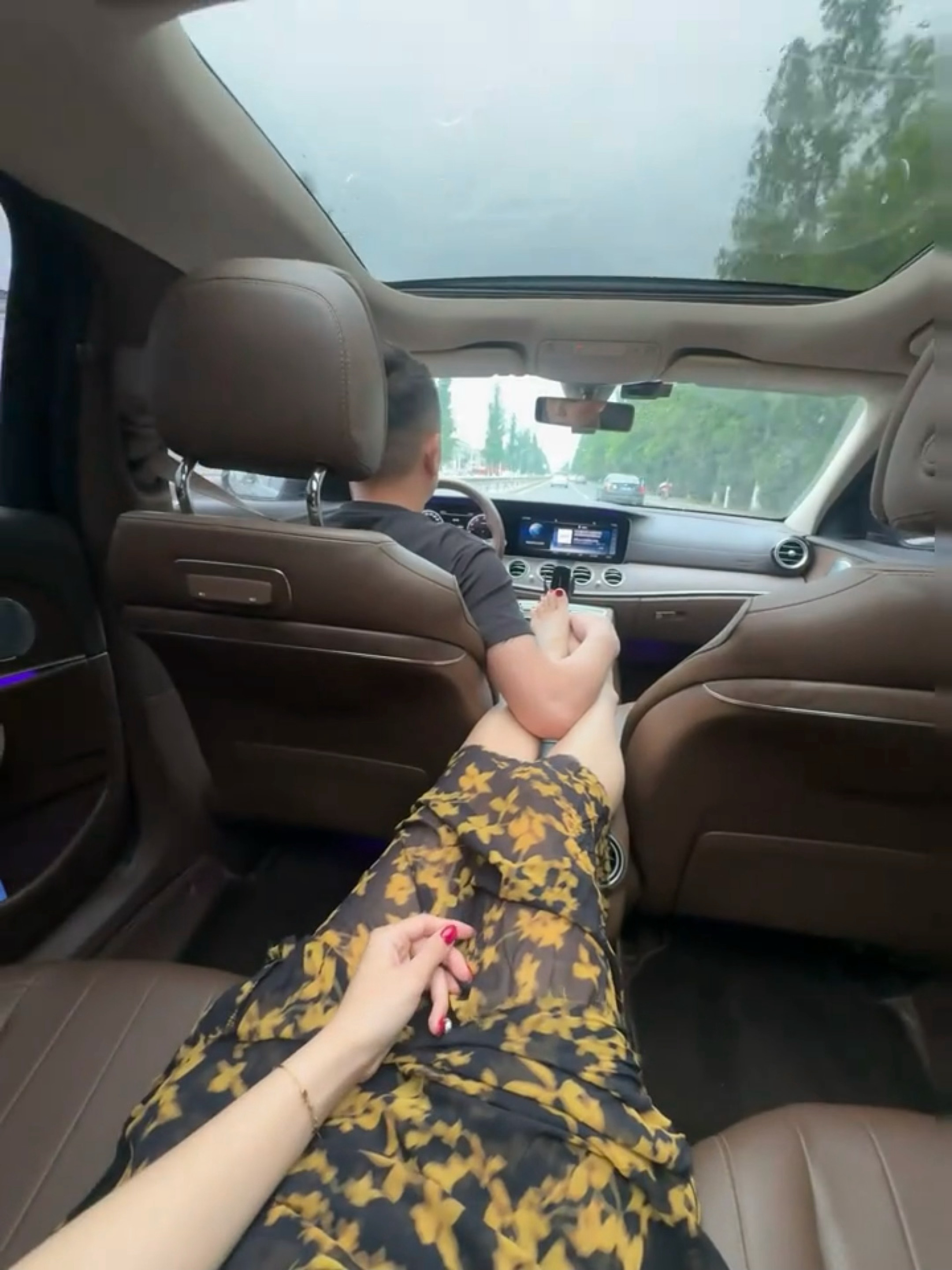 奔驰E级男子的操作是防疲劳驾驶吗？ 