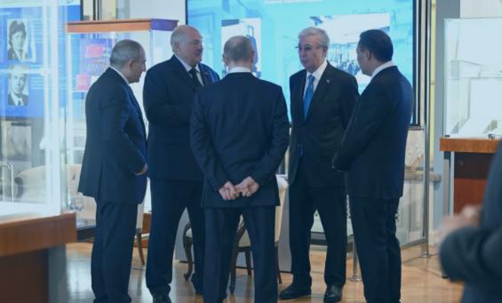 就在刚刚

12月22日，普京背手而立，与刚从日本赶来的哈萨克斯坦总统、吉尔吉斯