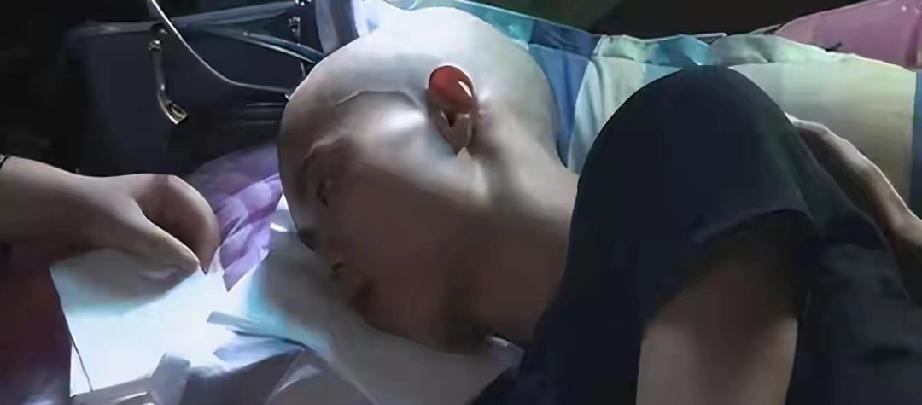 19岁男孩喝百草枯苦熬18天后求母亲回家，临终前却只喊妈妈，母亲电话一句“你放心