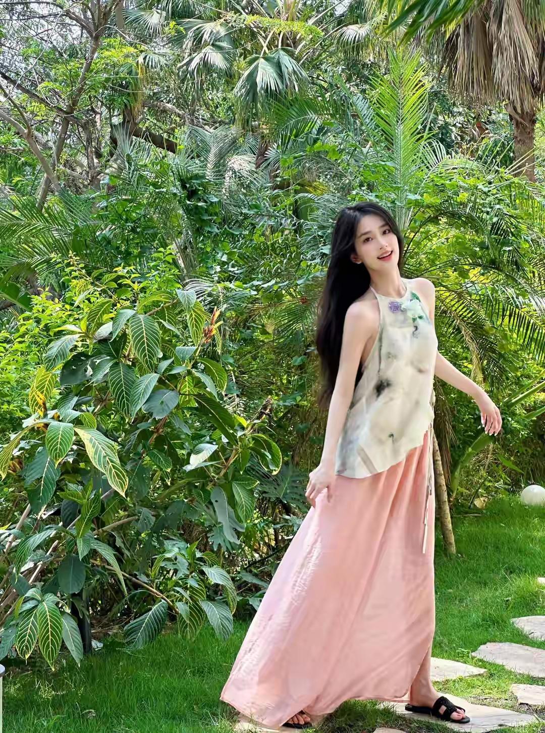夏日绿意中，轻盈飘逸的裙摆随风起舞，仿佛置身于热带雨林的仙境。🌿💃🌺客片小