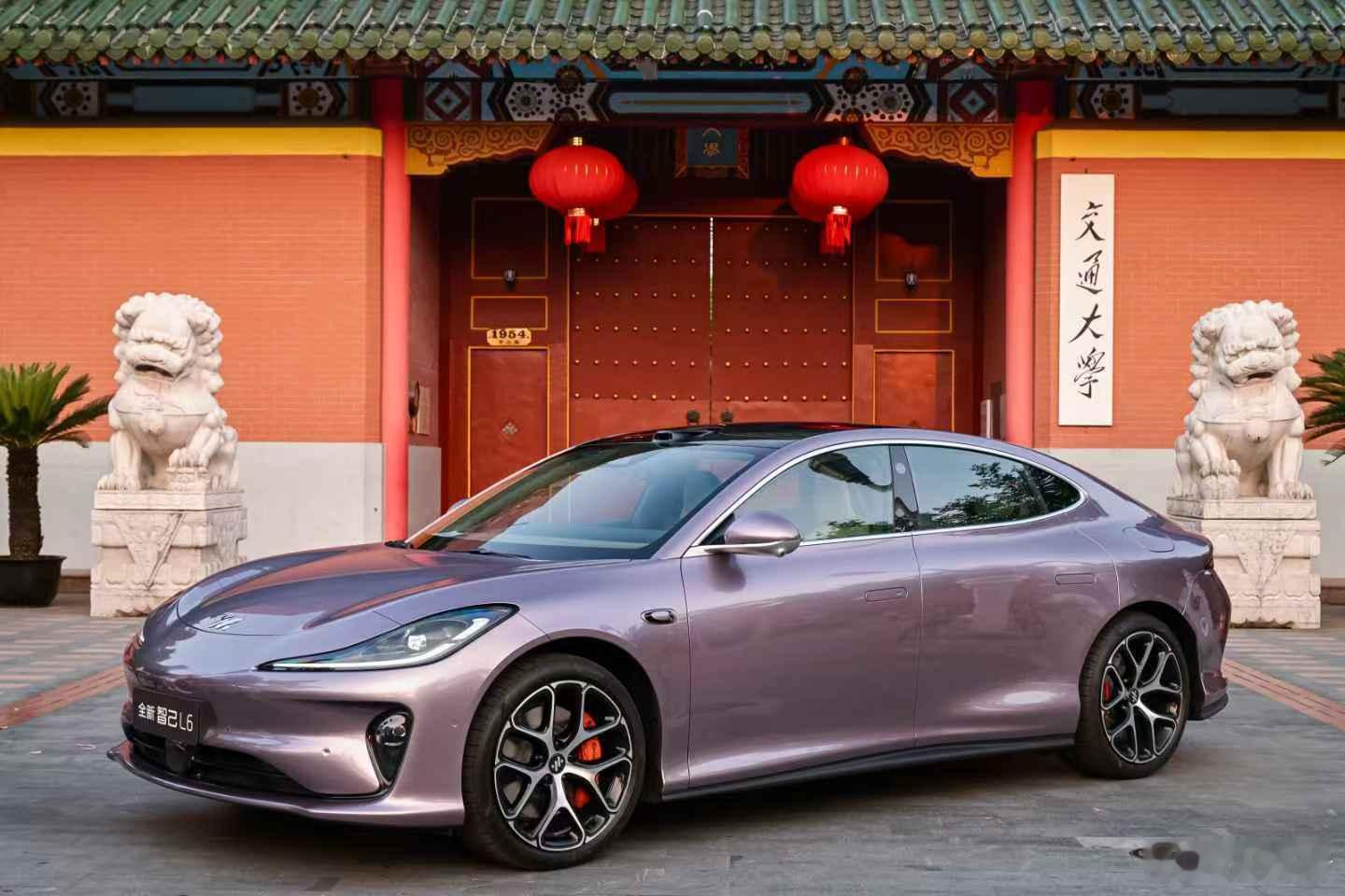 红得发紫是啥意思？是全新智己L6的莫兰迪紫！给你们看看各个大学……门口的全新智己