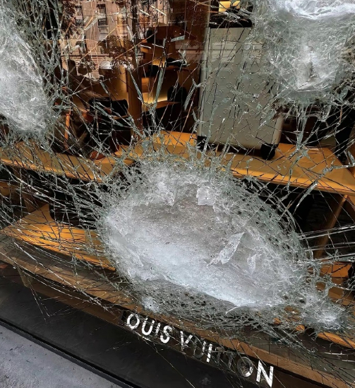 久病成良医，跟你闹着玩的？[柯基]LV门店因超厚玻璃躲过一劫 ​​​