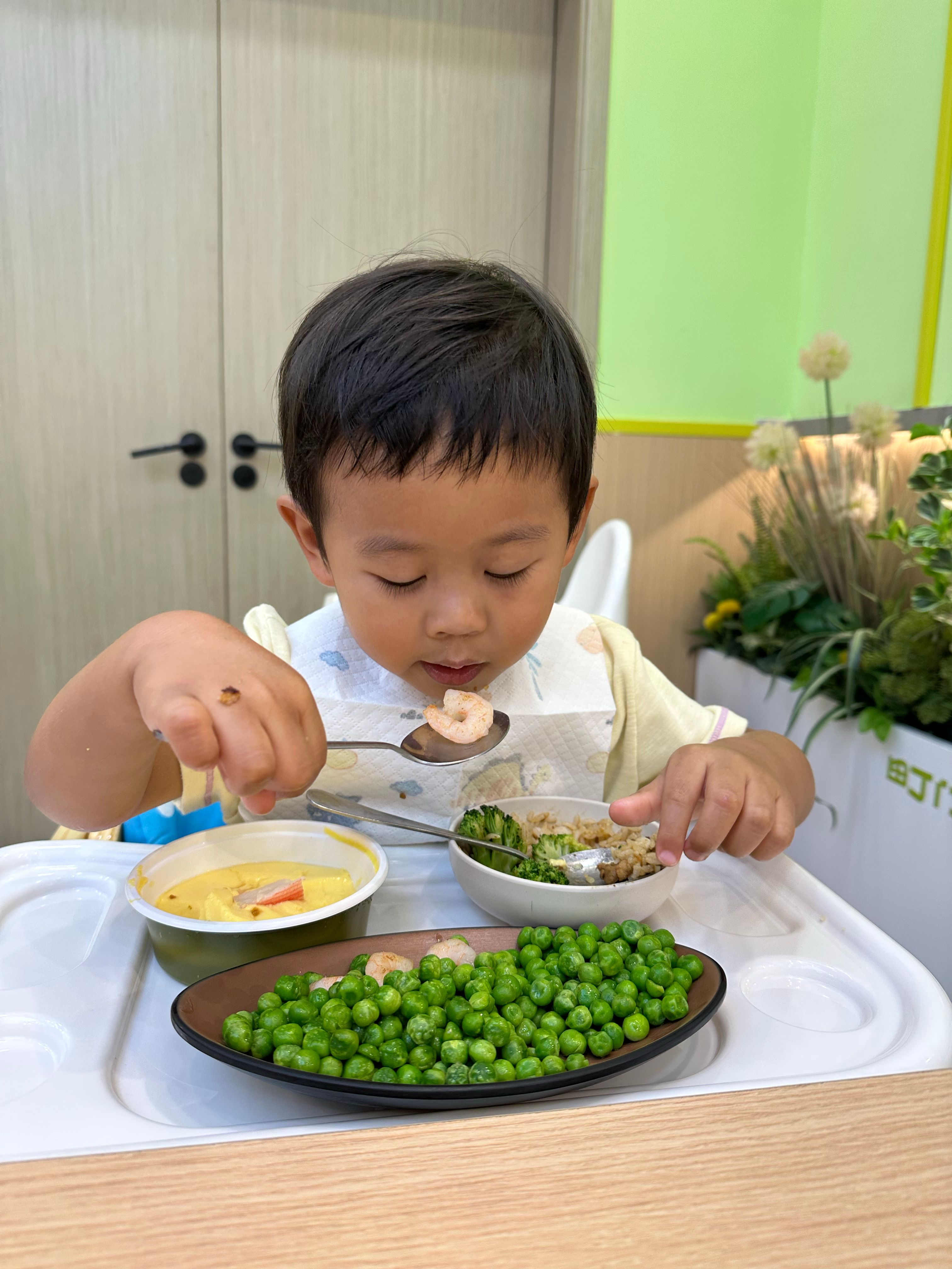 晚餐吃完了要吃水果，我说一会再吃吧，你现在都吃饱了，孩子说还没呢，我肚子还没鼓起