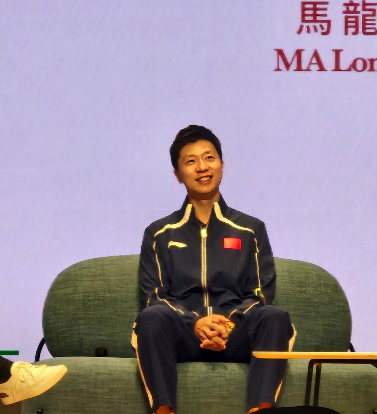 我大概能理解了
为什么马龙能当队长了
不仅因为他有实力，还因为他是个很有责任感的