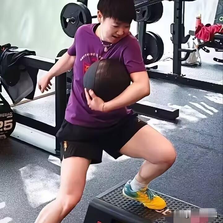 我敢说，
6.7今天上训的孙颖莎，
最抢镜的不是她的新战袍，也不是她身旁的体育器