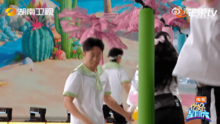 李昀锐捣乱是有点招数在身上的 玩游戏时李昀锐趁人不备一把扯走游泳圈，反应快动作狠