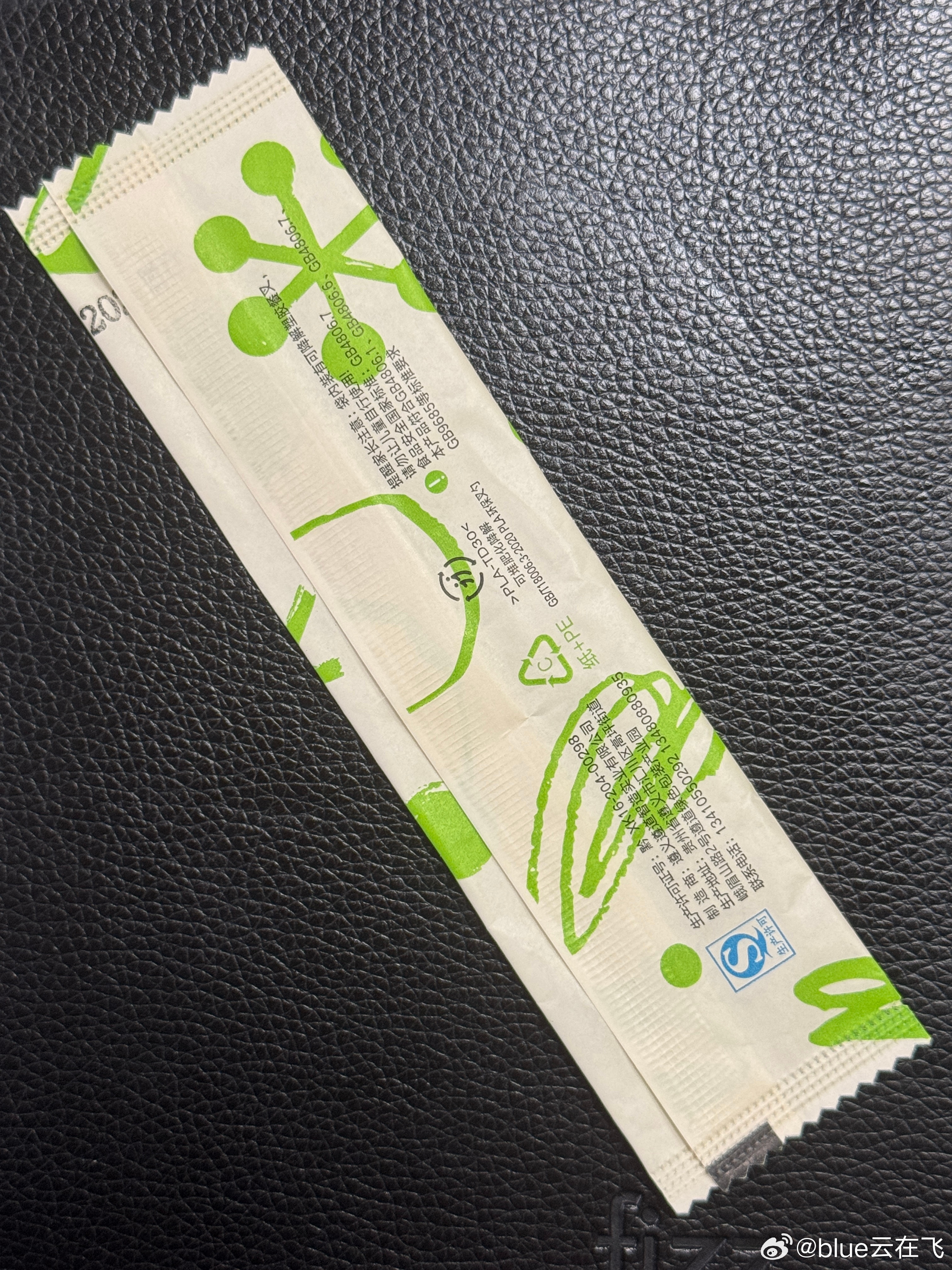 昨天外卖了一个小蛋糕，店里给了我一个叉子，结果要吃的时候发现，叉子呢？看图吧，未