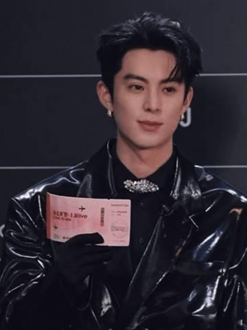 #王鹤棣直播好有活力# 王鹤棣宛如一只快乐的小狗惊喜上线，那颀长的身形，小巧的头