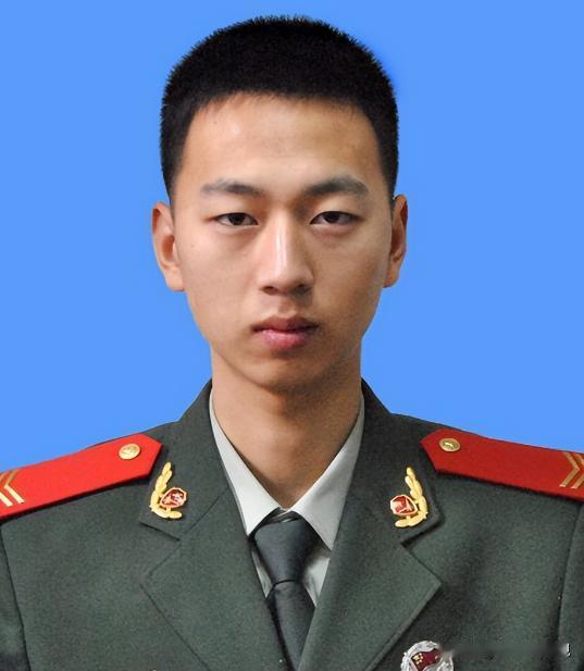 2014年，上海一名消防员在灭火过程中坠楼身亡，失去了唯一的儿子，42岁的母亲也