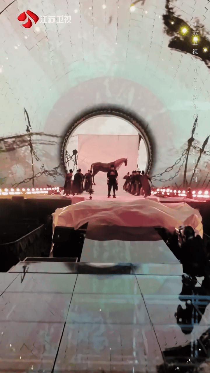 2025江苏卫视跨年演唱会官宣  又是一年跨年晚会，还记得刘宇宁去年的舞台，台上