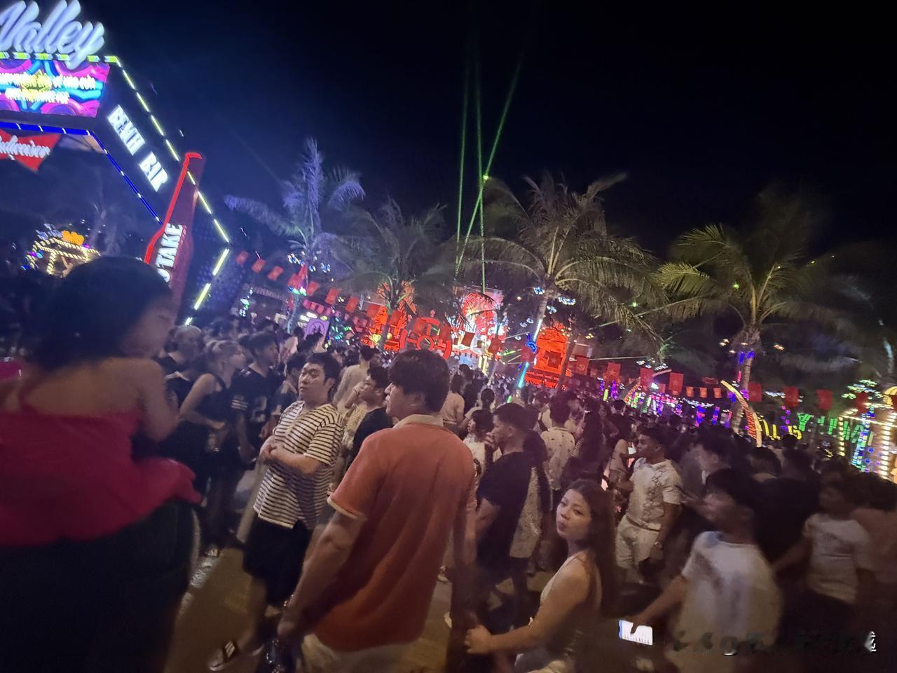 下龙湾，我们来啦。
这里俗称“海上小桂林”。
我和女友一同前来。
不太建议大家假