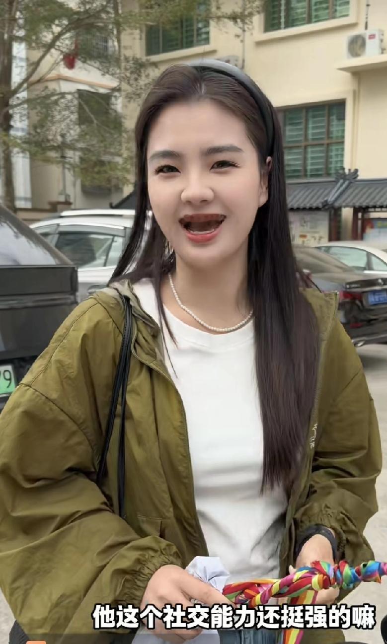 江西妹子小美嫁湖南男子老肖，是绝配呢！去海南讨生活记录摘椰子喝椰汁的一瞬间。看得