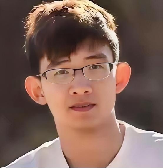 2015年夏天，河北涿州一个普通职工家庭的男孩走进衡水中学，站在新生报到的人群里