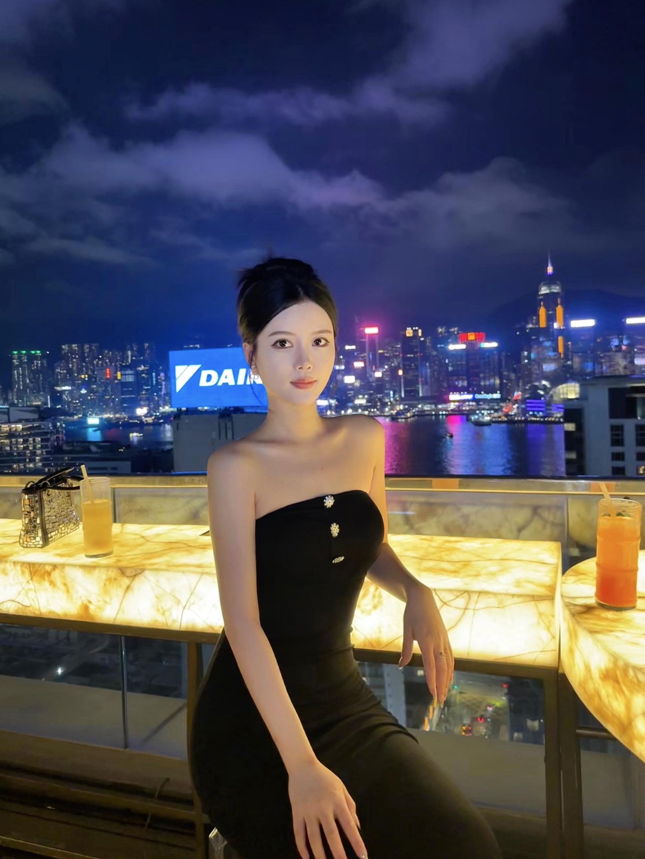 风好大 有没有人民币吹脸上