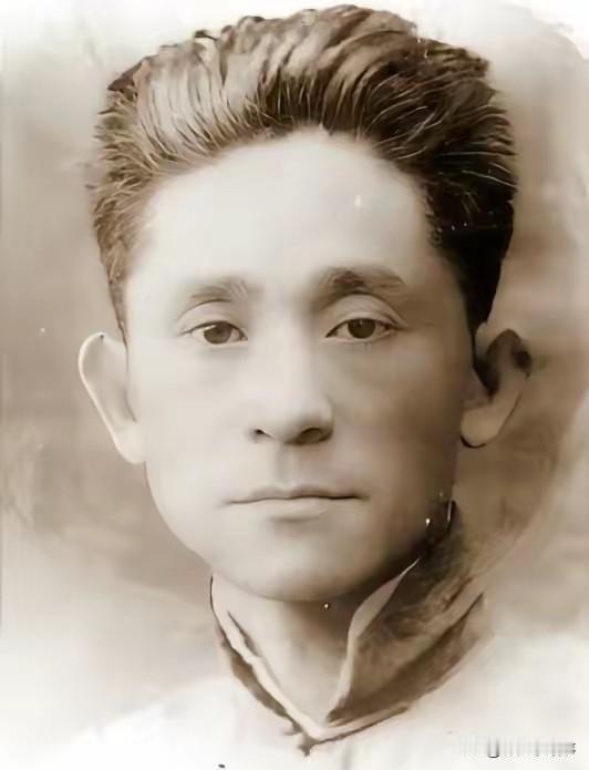 1923年，车耀先被敌人打碎颅骨，战友以为他死了，便脱掉他的衣服，丢进弹坑，就地