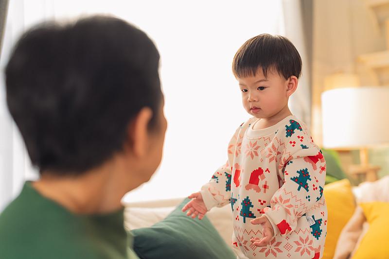 跟幼儿乃至少儿掰扯“爱与不爱”的对错，本质上就是鸡同鸭讲，他们根本没建立起对应的