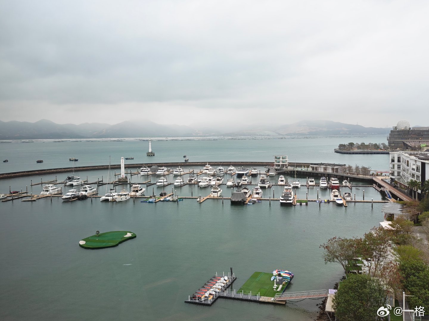 到酒店了来看鸿蒙智行的有什么新技术，房间风景很好，望出去全是富哥们的快乐游艇。 
