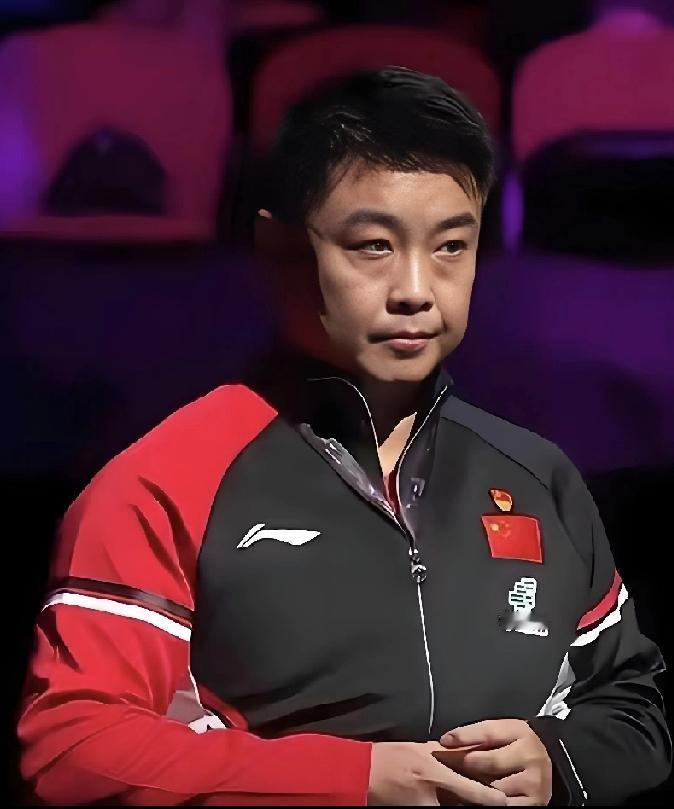 王皓教练这个表情实际上就是国乒男队状态的晴雨表：无奈、焦虑、愤懑、郁闷、恨铁不成