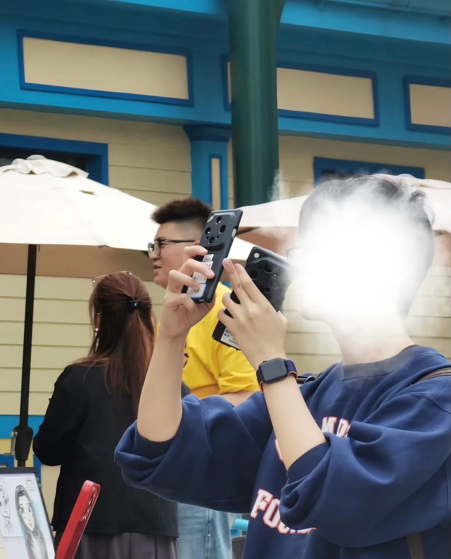 刷到 Find X9 Ultra 真机图，戴着保护壳也藏不住圆形镜组，有在等这款