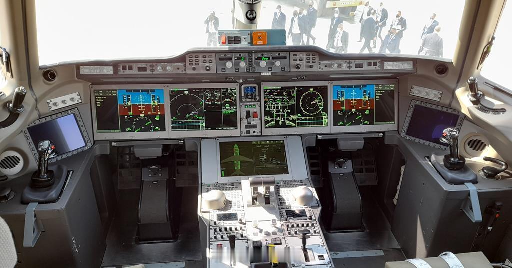 感觉这个驾驶舱没什么质感，跟波音空客的没法比 ​​​