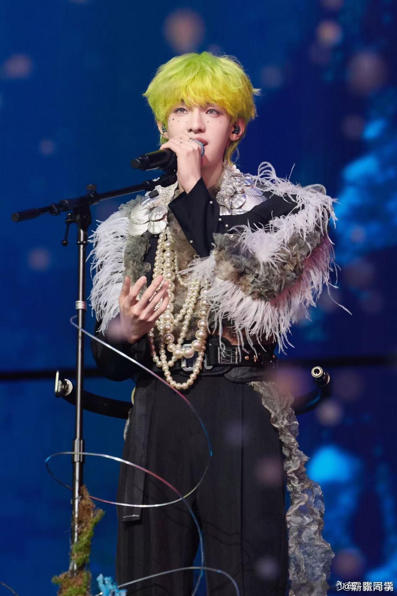 张泽禹黑发vs绿发 这些浪漫小碎片太珍贵，黑发耐看又温柔，绿发亮眼又有个性，怎么