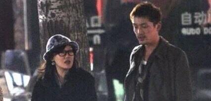 胡歌这辈子，最亏欠的就是薛佳凝！2006年外滩，他刚凭李逍遥起飞，她还是哈妹。车