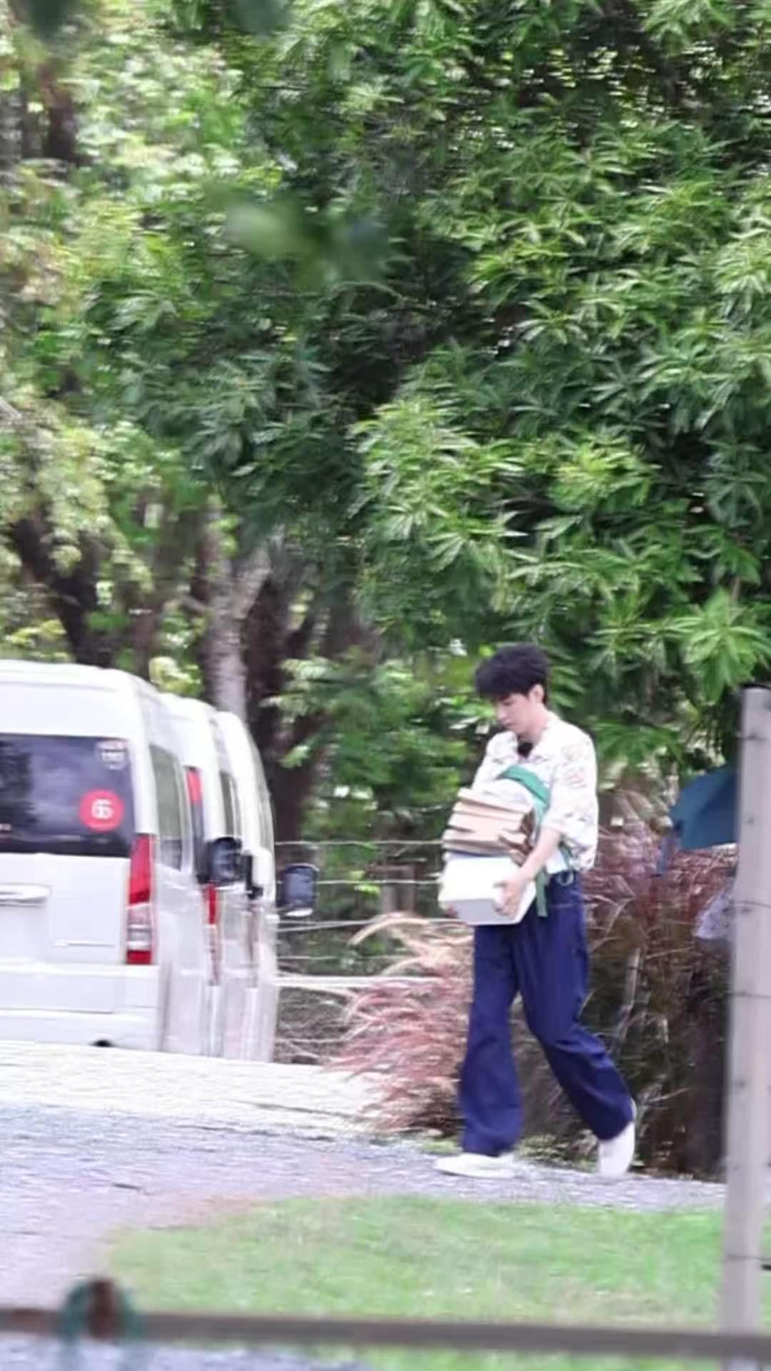 王俊凯穿得像超模干着苦力活王俊凯粉色花衬衫 王俊凯穿得像超模干着苦力活，王俊凯粉