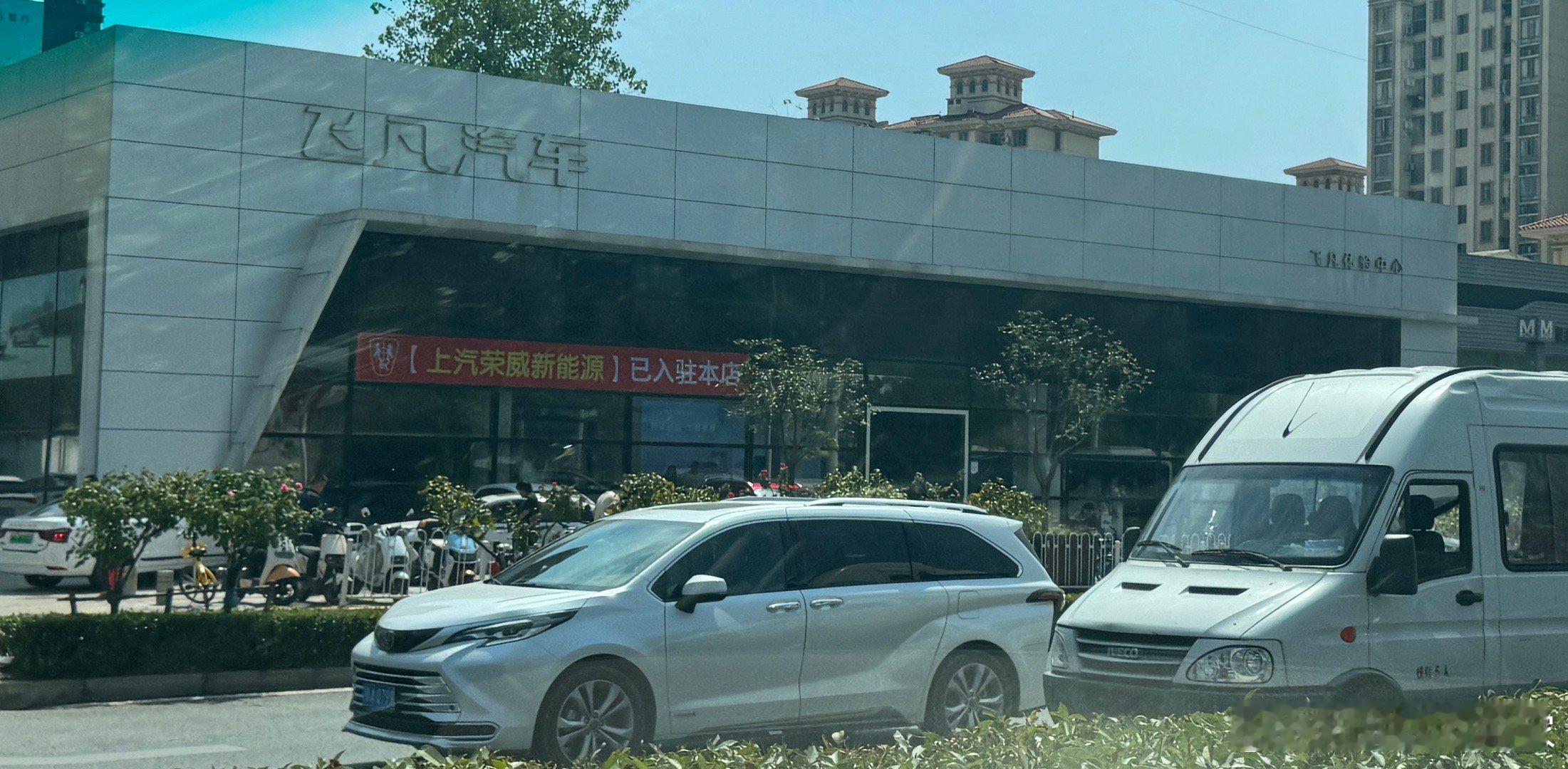 [委屈]二哥，我搬过来住了啊。[吃瓜]行啊弟儿，自己找个铺收拾收拾。[委屈]二哥
