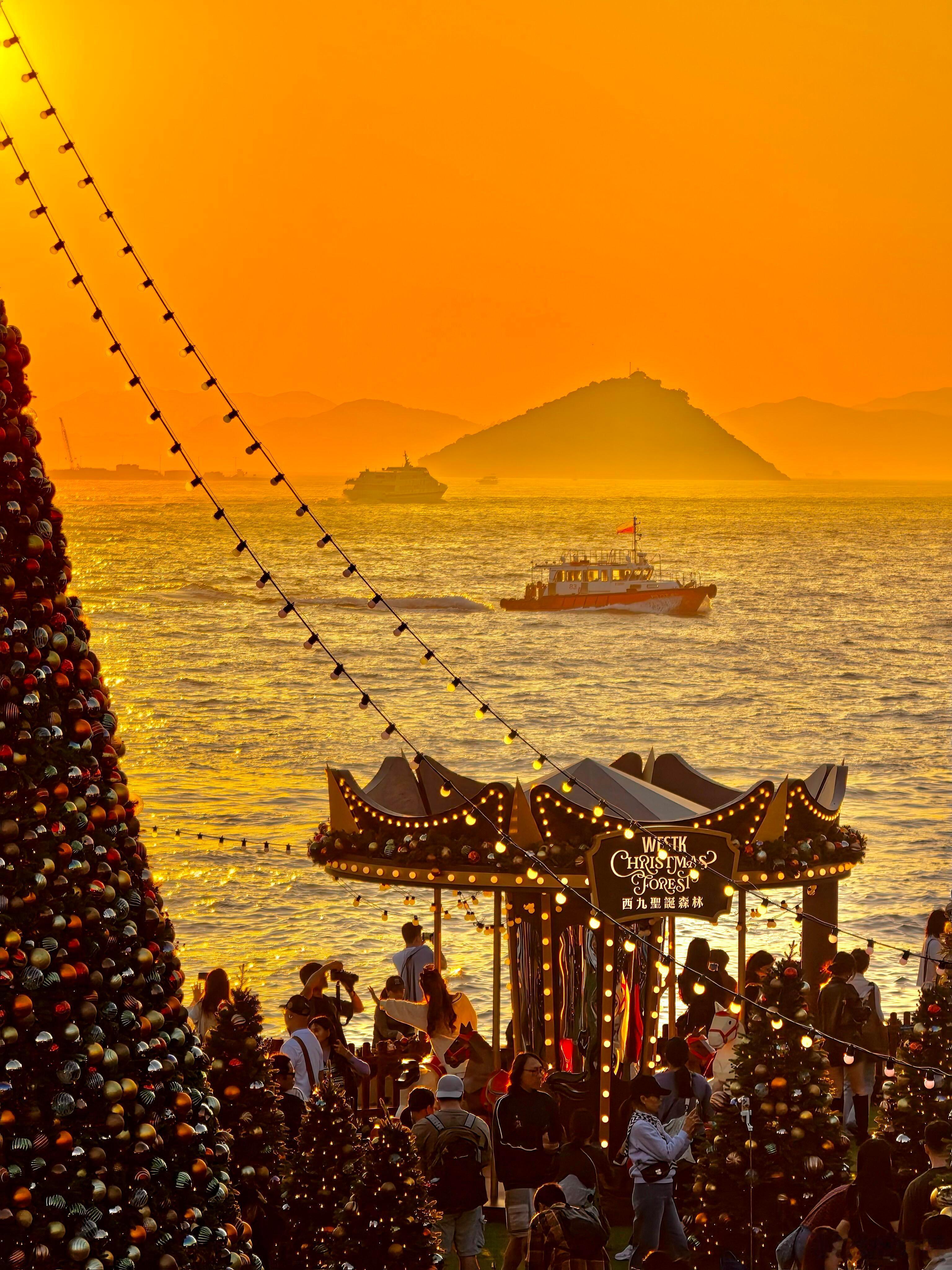 西九龙圣诞氛围，是维多利亚港写给冬天的诗。漫步西九龙海滨长廊文化区的圣诞氛围如同