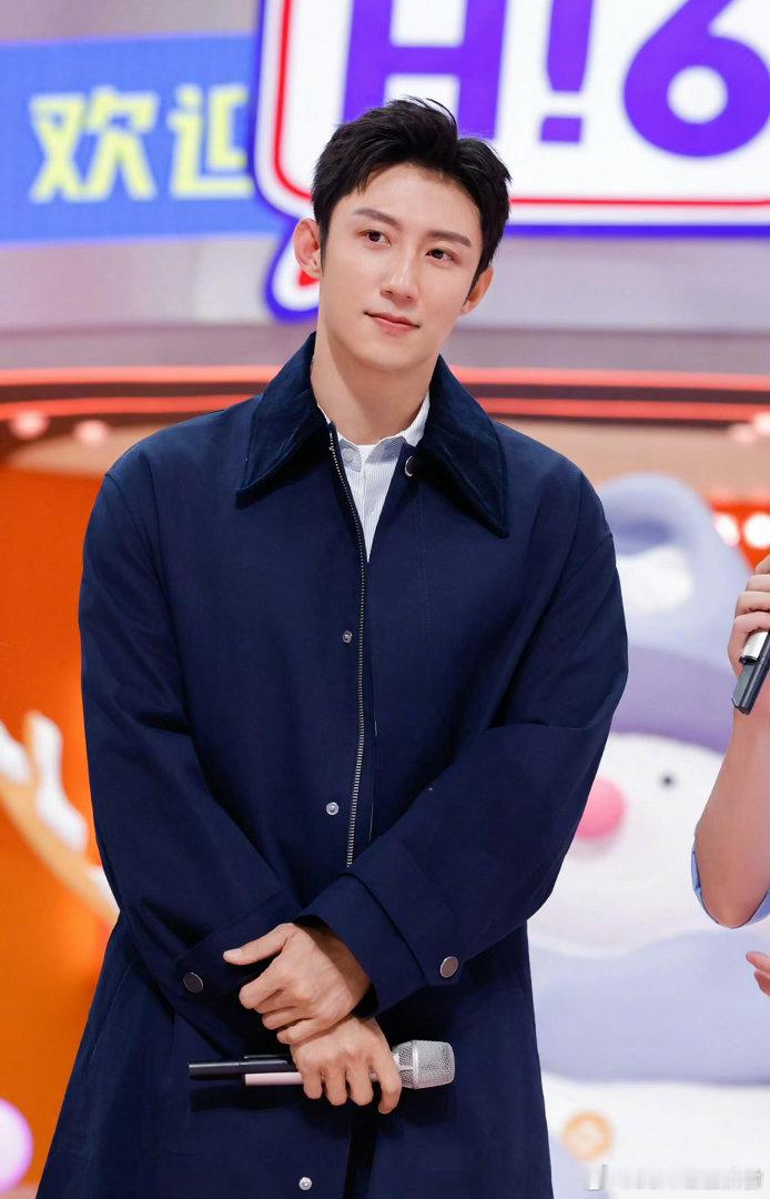 黄景瑜完全韩娱欧巴来的 黄景瑜往那儿一站，氛围感直接拉满！立体五官+逆天比例+清