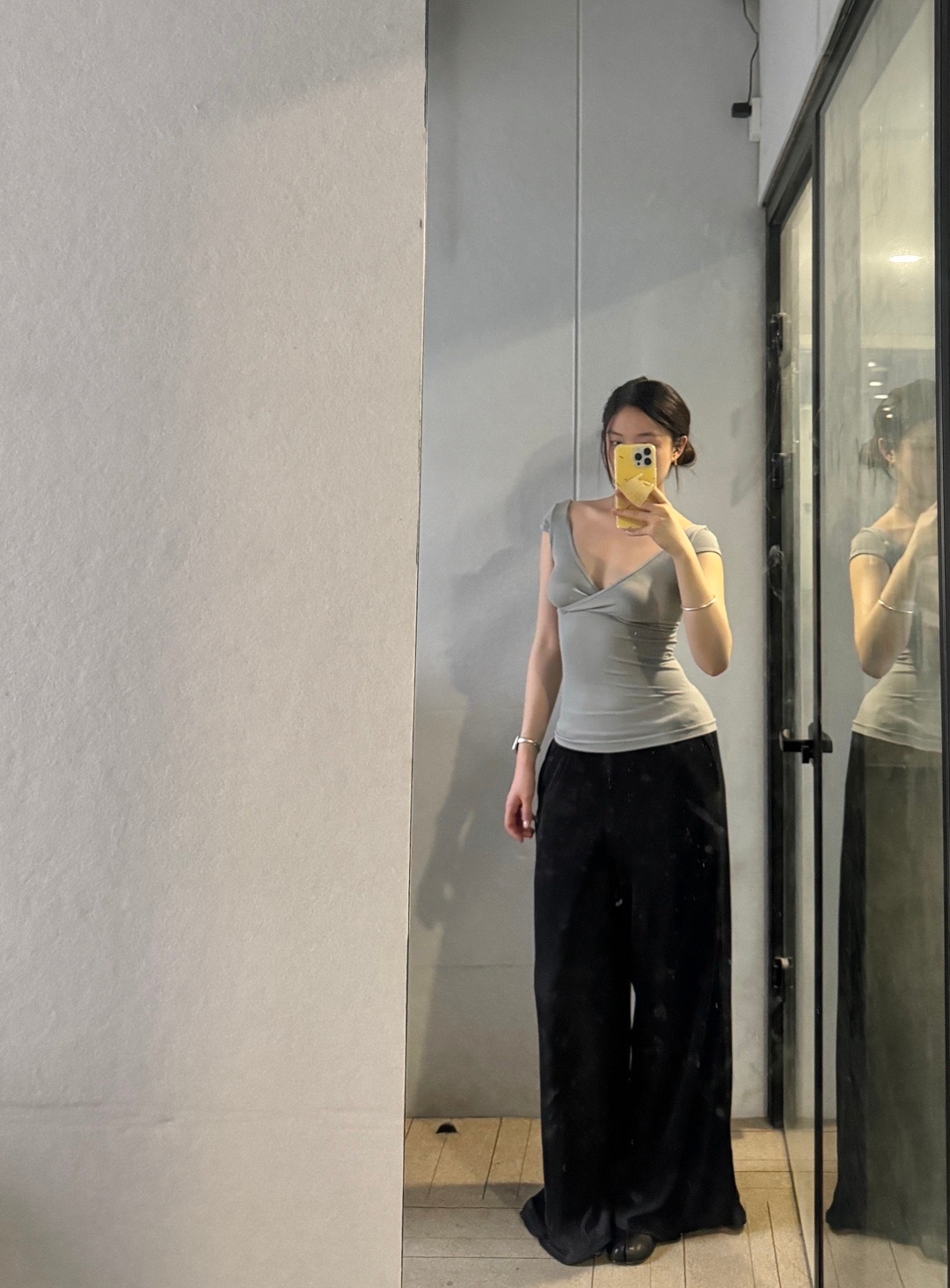 今天打扮如此漂亮的一枚女子上完课出来天降暴雨成河，只好把裤子提到胸上兜裆成萝卜裤