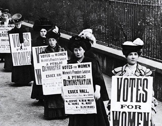 英国女性为争取投票权，竟曾用石头砸首相府窗户、纵火焚烧邮箱？她们究竟经历了什么？