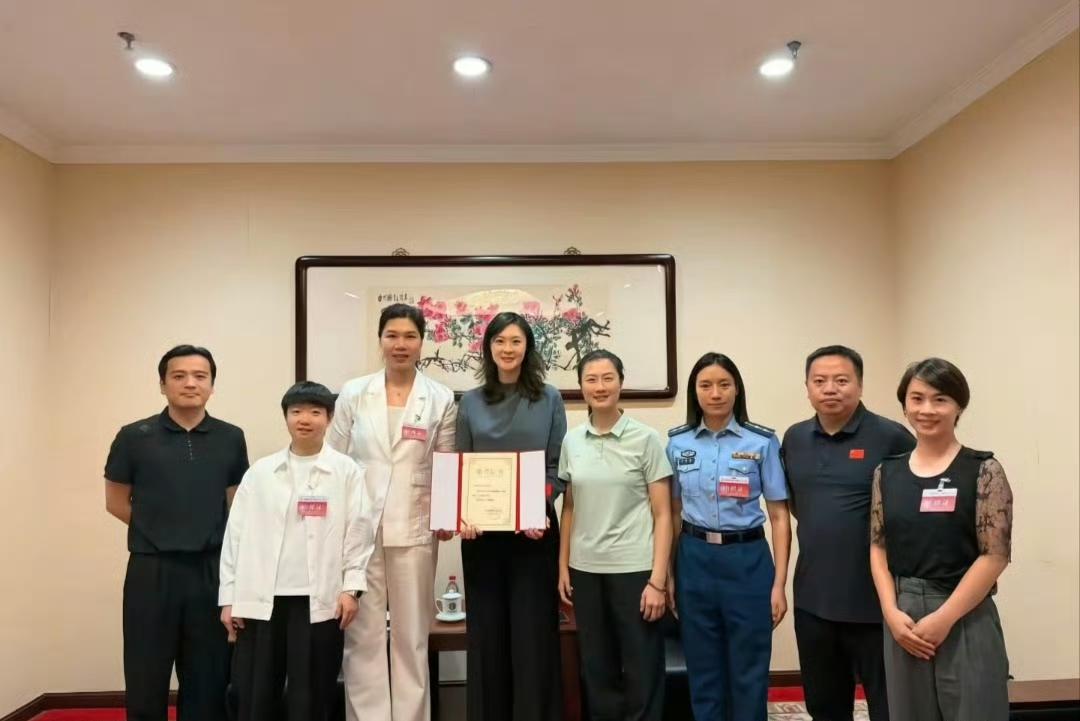 我们的莎莎在这儿忙活呢[大笑]。
近日，孙颖莎、丁宁、惠若琪一起出席全国青联活动