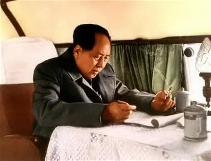 1956年毛主席乘专机回京，刚下飞机就对刘亚楼说：这下露馅了吧？

“1956年