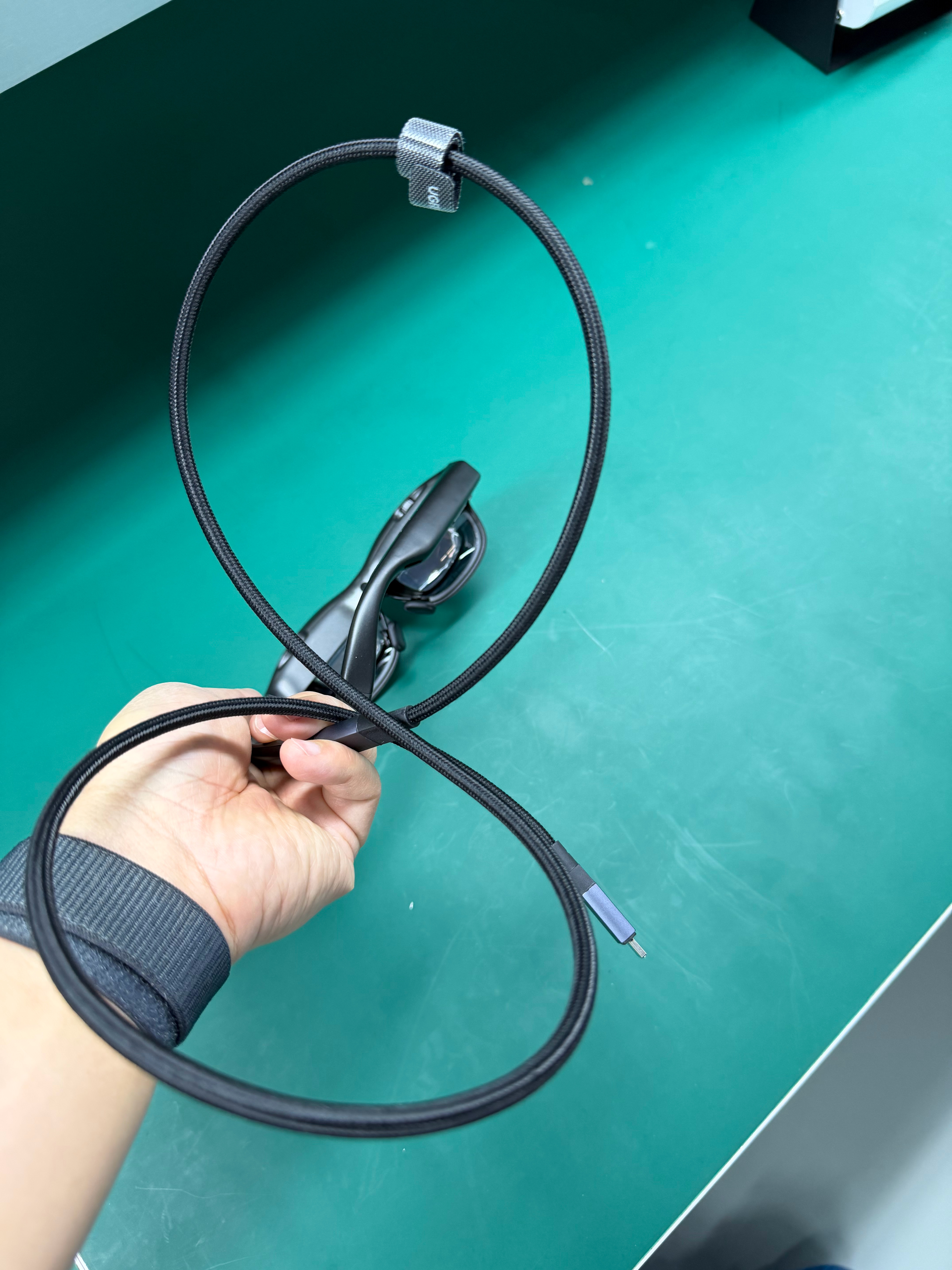 这是一副眼镜，和手机连接，戴上以后，可以把手机里的图像传递到眼镜上来看，就是你通