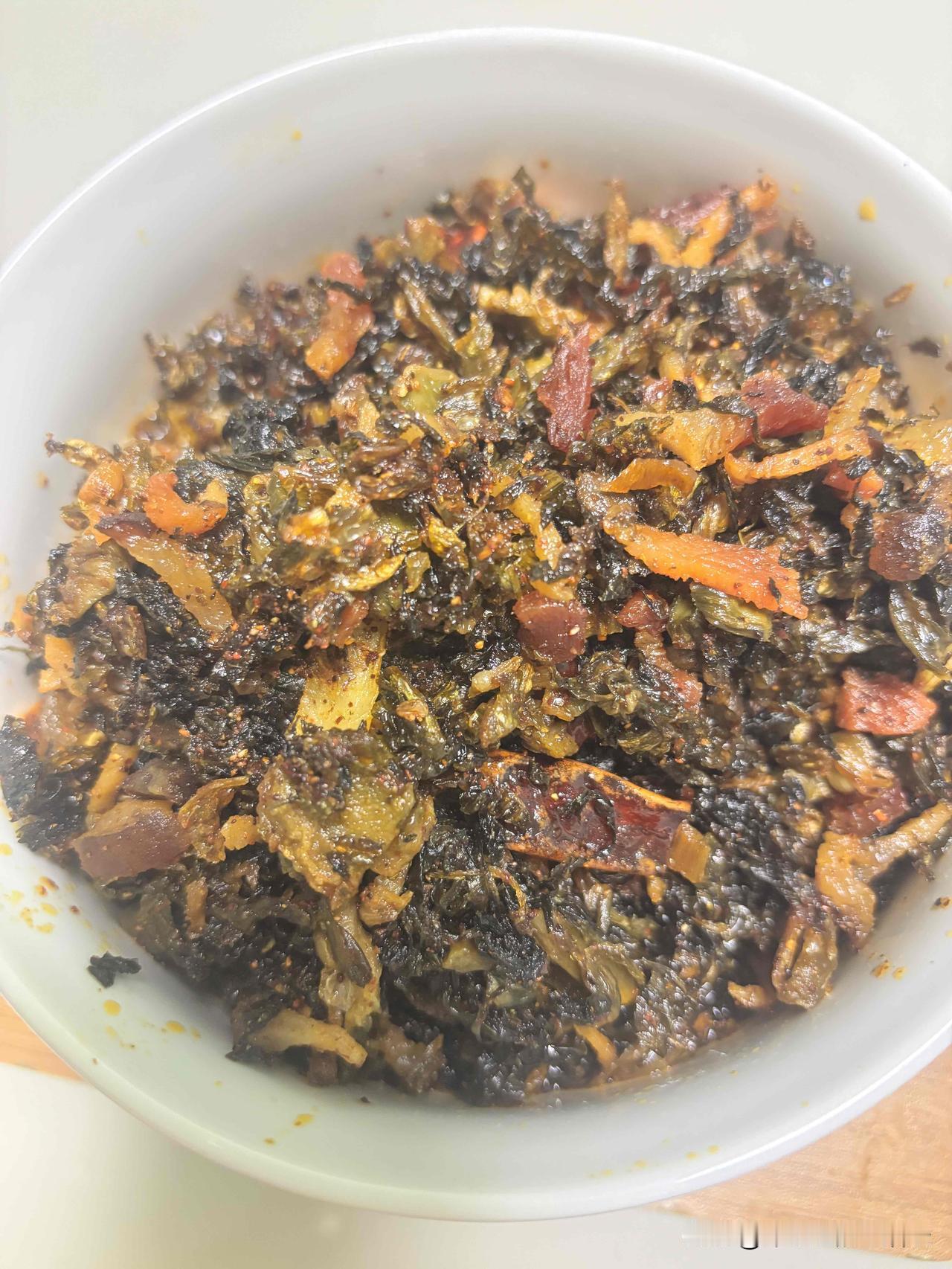 记得读书的时候，每个星期妈妈都要给我做干盐菜炒腊肉，我最喜欢吃了，小时候家里三姐