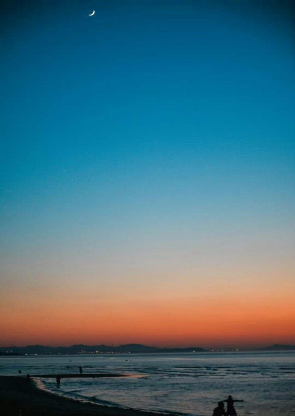 #寻美洛阳#天空渐渐变得明亮，海水泛起一层金光。在海边的清晨，空气中弥漫着咸涩的