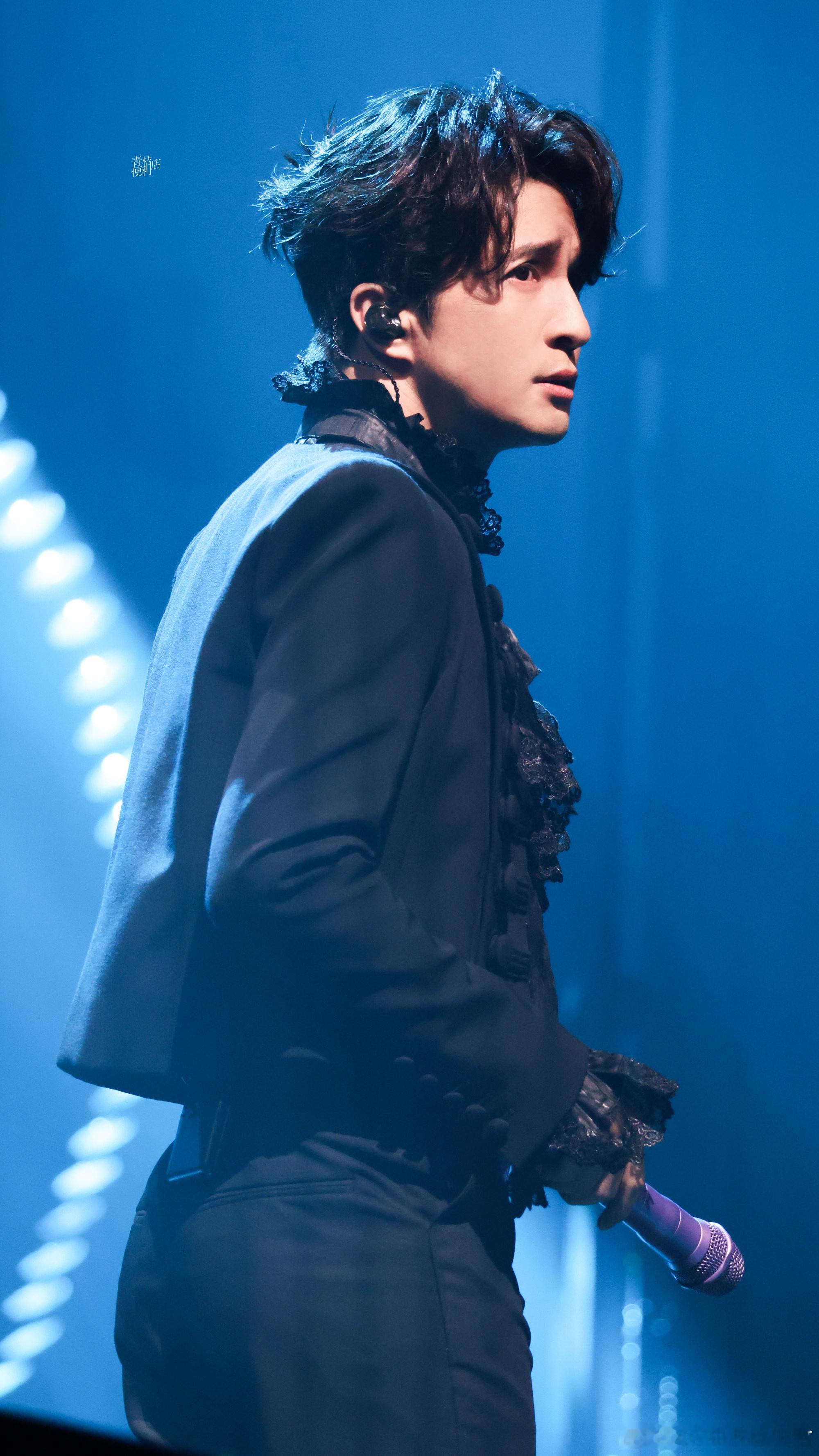 一句话见真心！薛之谦用整个音乐生涯践行“不掉链子”。他坚持用作品说话，为乐坛注入