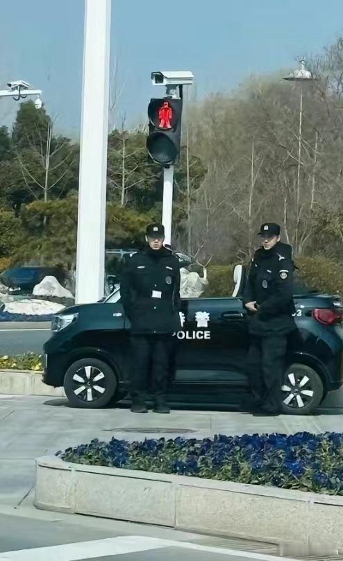 笑死我了，这车是真的逆天要是剁椒也就算了，怎么是敞篷剁椒[二哈][二哈][二哈]