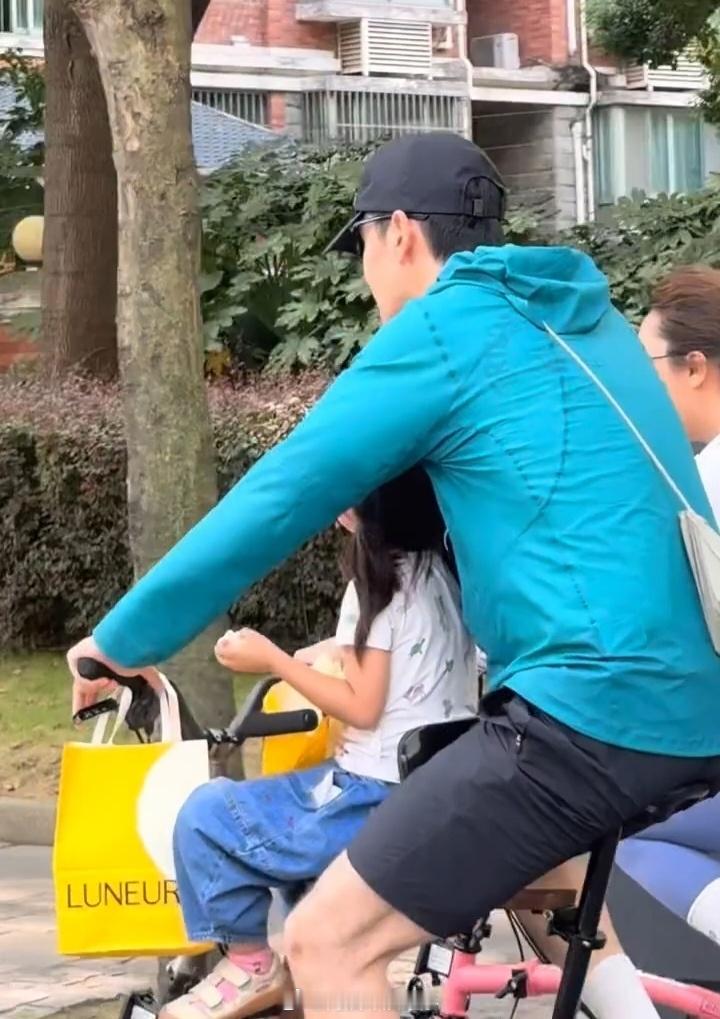 胡歌3岁女儿近照胡歌女儿长这么大了 偶遇胡歌一家三口骑行，3岁小茉莉长这么大了，