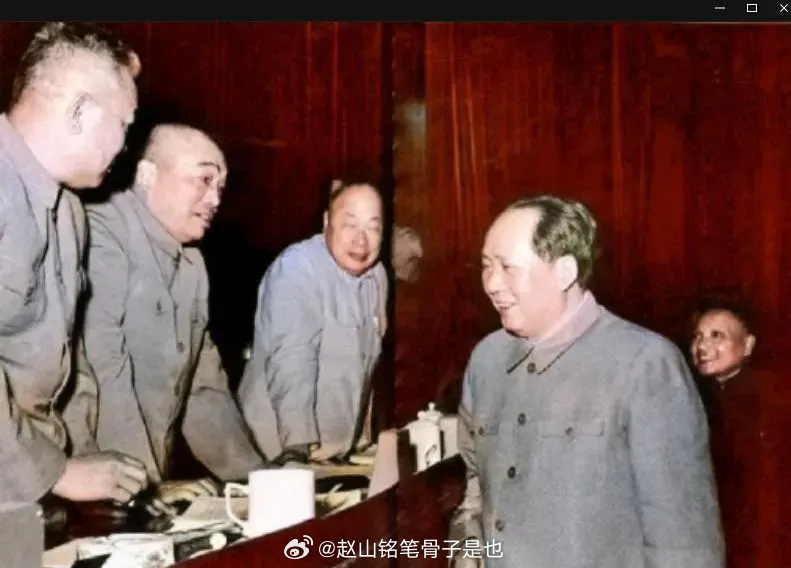 如果把社会的形态发展按十字坐标来观查，就会发现，伟大领袖毛主席的社会主义道路是最