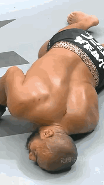 莫装比，装比遭雷劈！大风大浪都过来了，阴沟里翻了船了！
装逼文化 装逼图 天热吹