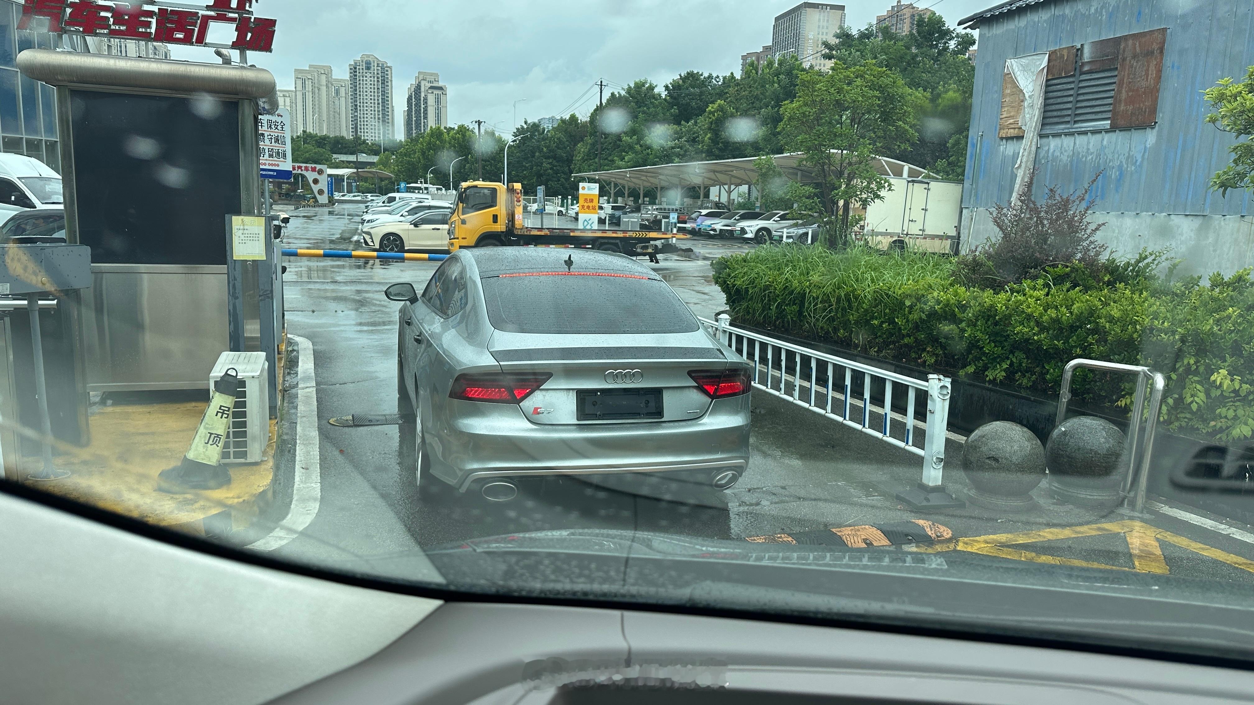 雨天车内视角，偶遇一辆银色奥迪s7叶问讲车[超话] ​​​